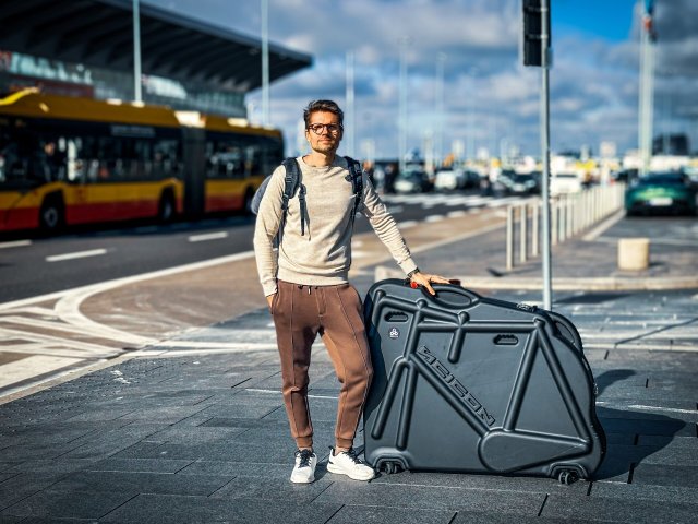 Jak zabrać rower samolotem – poradnik i wynajem walizki rowerowej